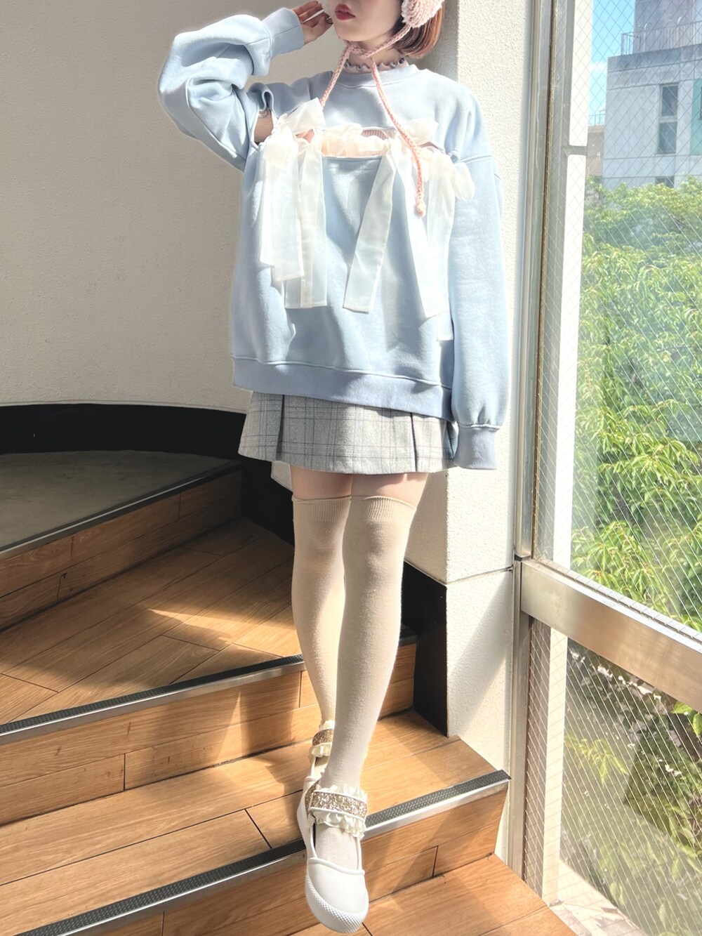 ブルー系のスウェット、グレー系のスカート、ピンク系のニット/セーターを着用したレディースの夏コーディネートの5枚目の写真