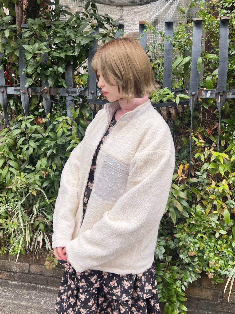 ホワイト系のローファー、ブラック系のジャンパースカート、ピンク系のニット/セーターを着用したレディースの冬コーディネートの4枚目の写真