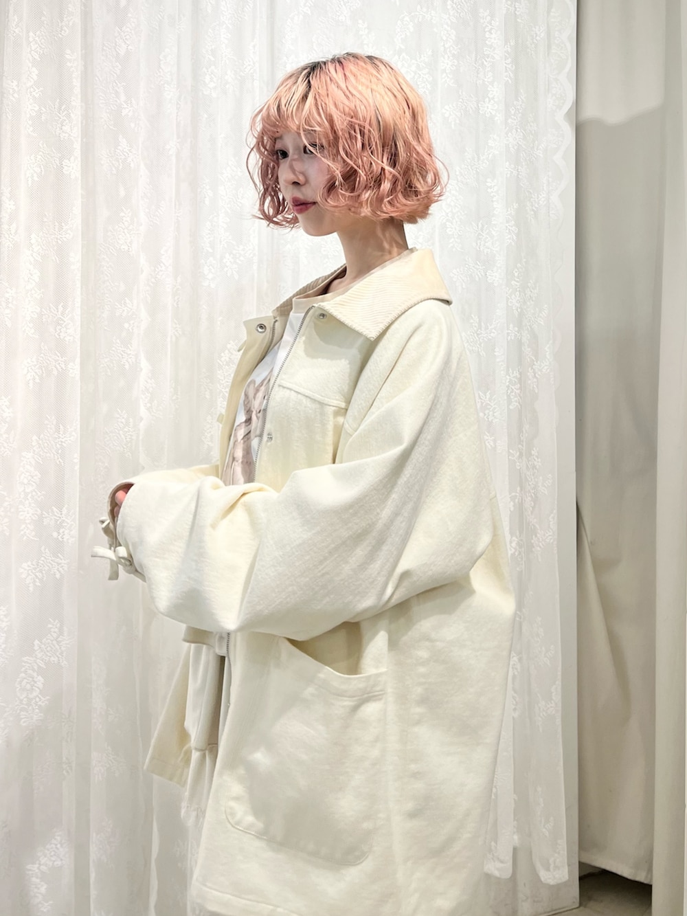 イエロー系のTシャツ/カットソー、ホワイト系のブルゾン、ホワイト系のスカートを着用したレディースの夏コーディネートの7枚目の写真