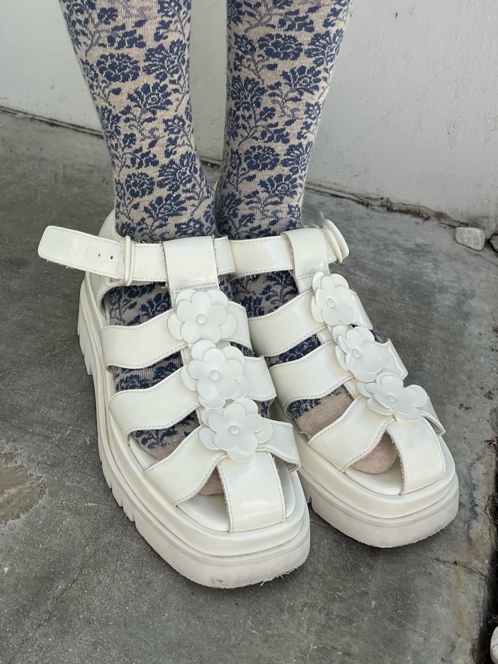 ブルー系のワンピース、ホワイト系のサンダル、ホワイト系のショルダーバッグを着用したレディースの春コーディネートの7枚目の写真