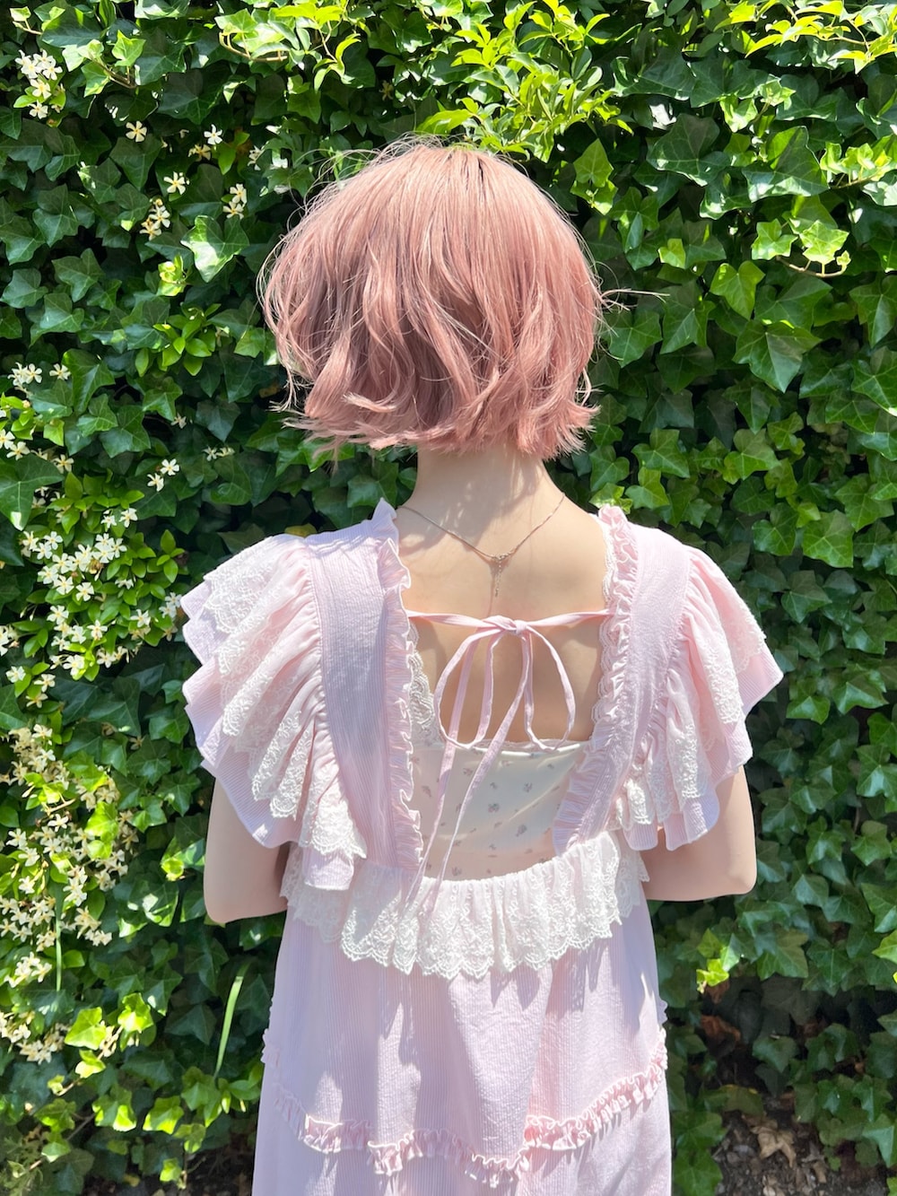 ピンク系のワンピース、ピンク系のキャミソール、ホワイト系のトートバッグを着用したレディースの夏コーディネートの9枚目の写真