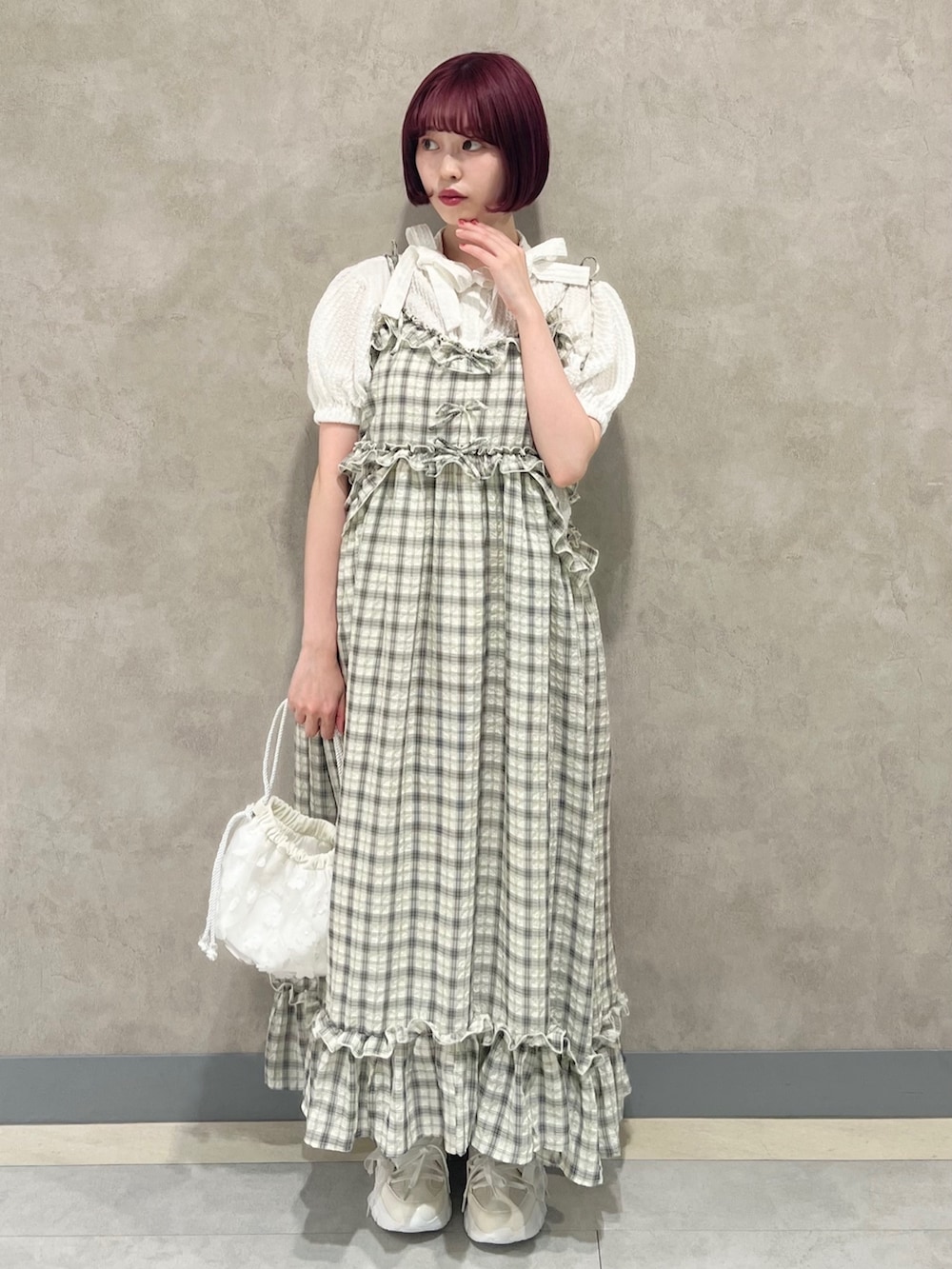 ホワイト系のシャツ/ブラウス、ホワイト系のスニーカー、ホワイト系のショルダーバッグを着用したレディースの春コーディネートの4枚目の写真