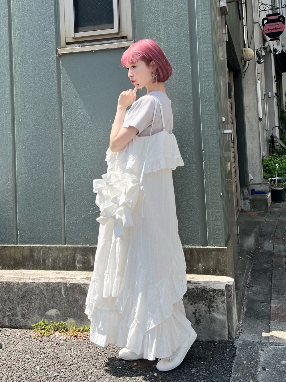 ブルー系のTシャツ/カットソー、ホワイト系のワンピース、ホワイト系のショルダーバッグを着用したレディースの夏コーディネートの5枚目の写真