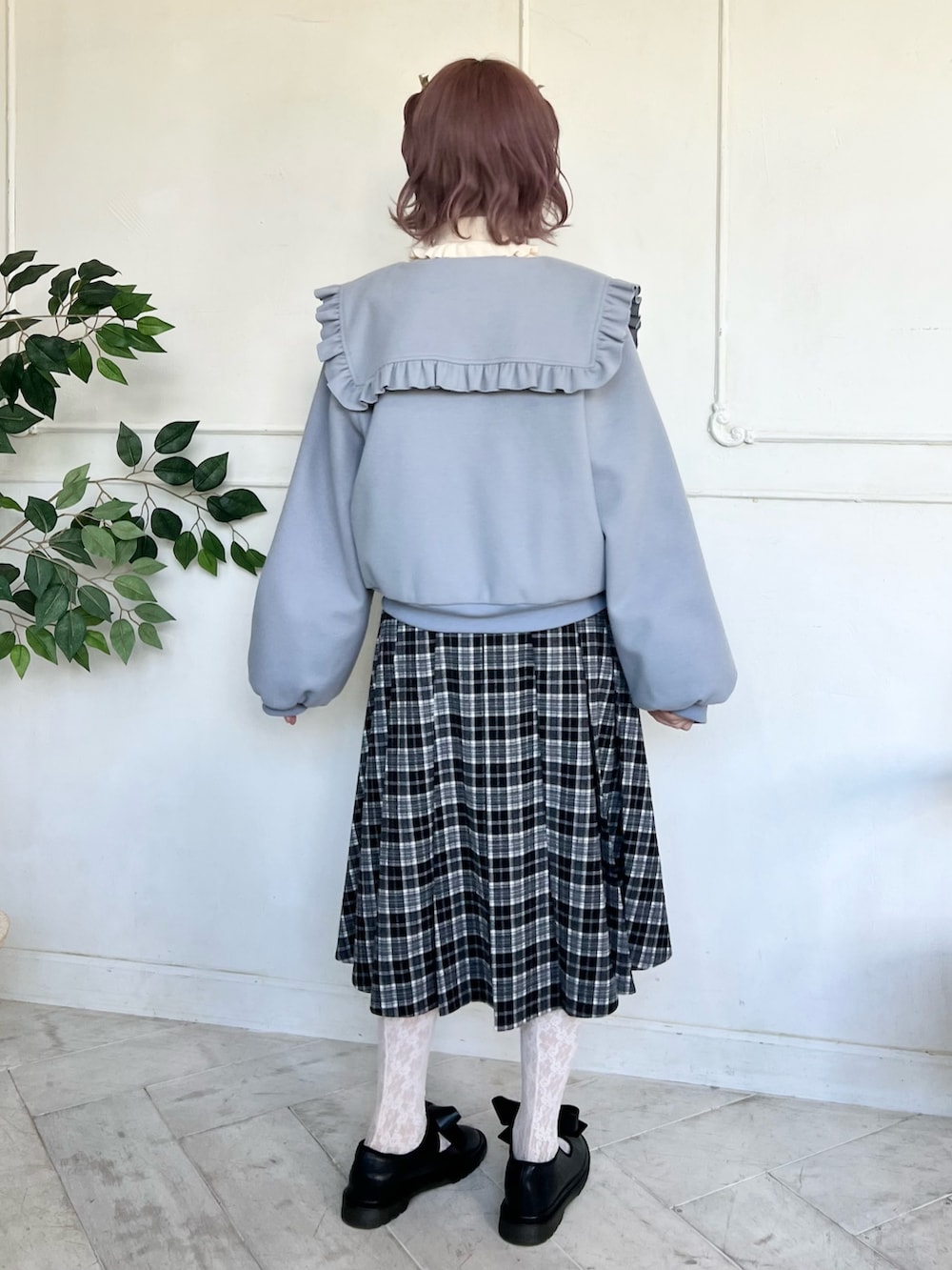 ブルー系のブルゾン、ブラック系のスカート、ブラック系のバレエシューズを着用したレディースの冬コーディネートの3枚目の写真