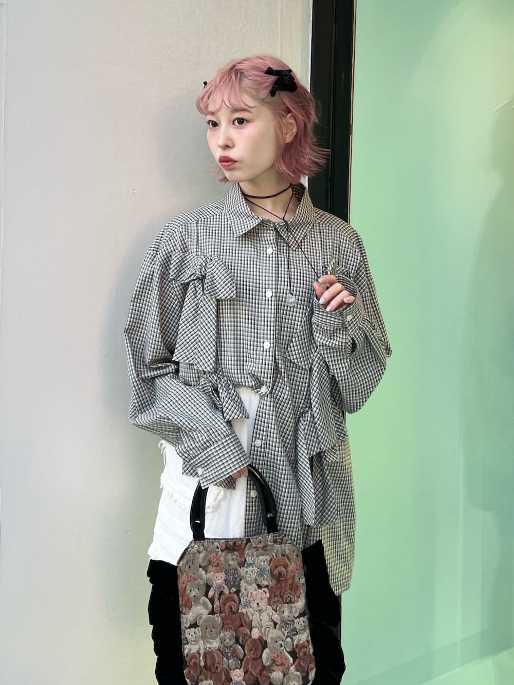 その他のシャツ/ブラウス、ホワイト系のスカート、ブラック系のハンドバッグを着用したレディースの冬コーディネートの6枚目の写真