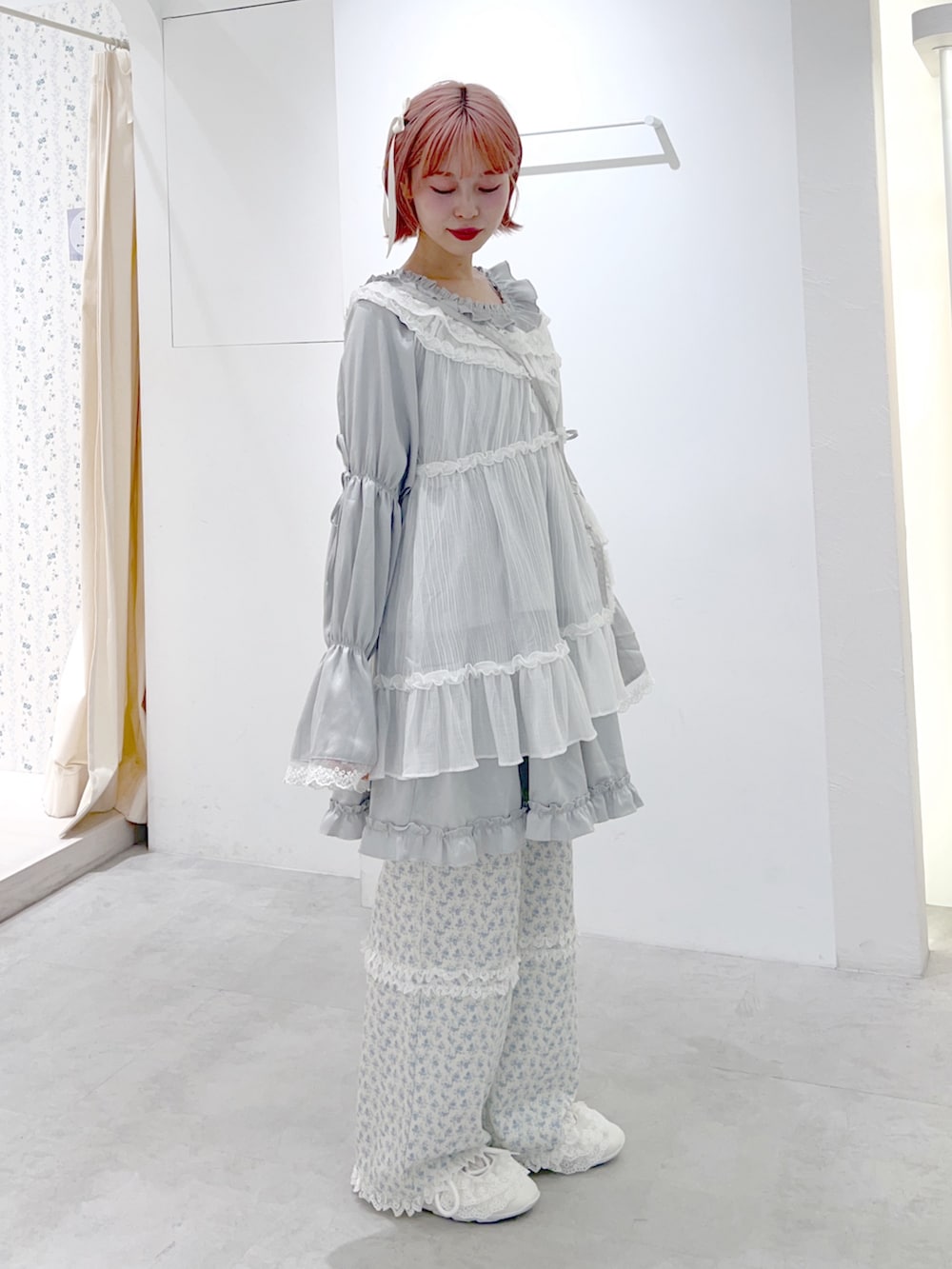 ブルー系のワンピース、ホワイト系のハンドバッグ、ブルー系のカーゴパンツを着用したレディースの夏コーディネートの3枚目の写真