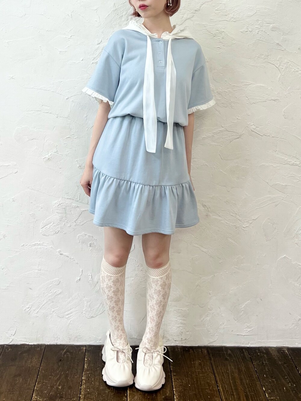 ブルー系のワンピース、ホワイト系のスニーカーを着用したレディースの夏コーディネートの6枚目の写真