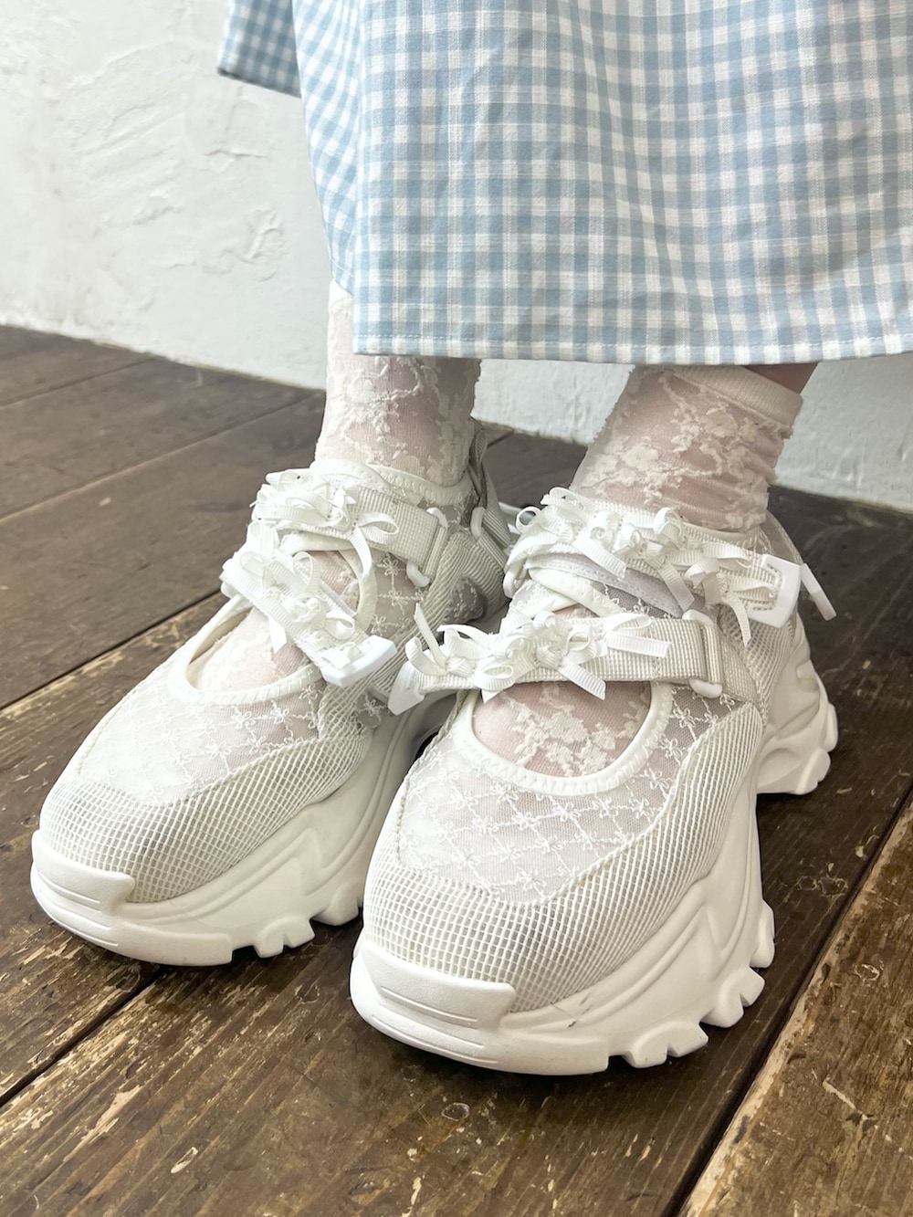 ブルー系のワンピース、ホワイト系のスニーカーを着用したレディースの夏コーディネートの9枚目の写真