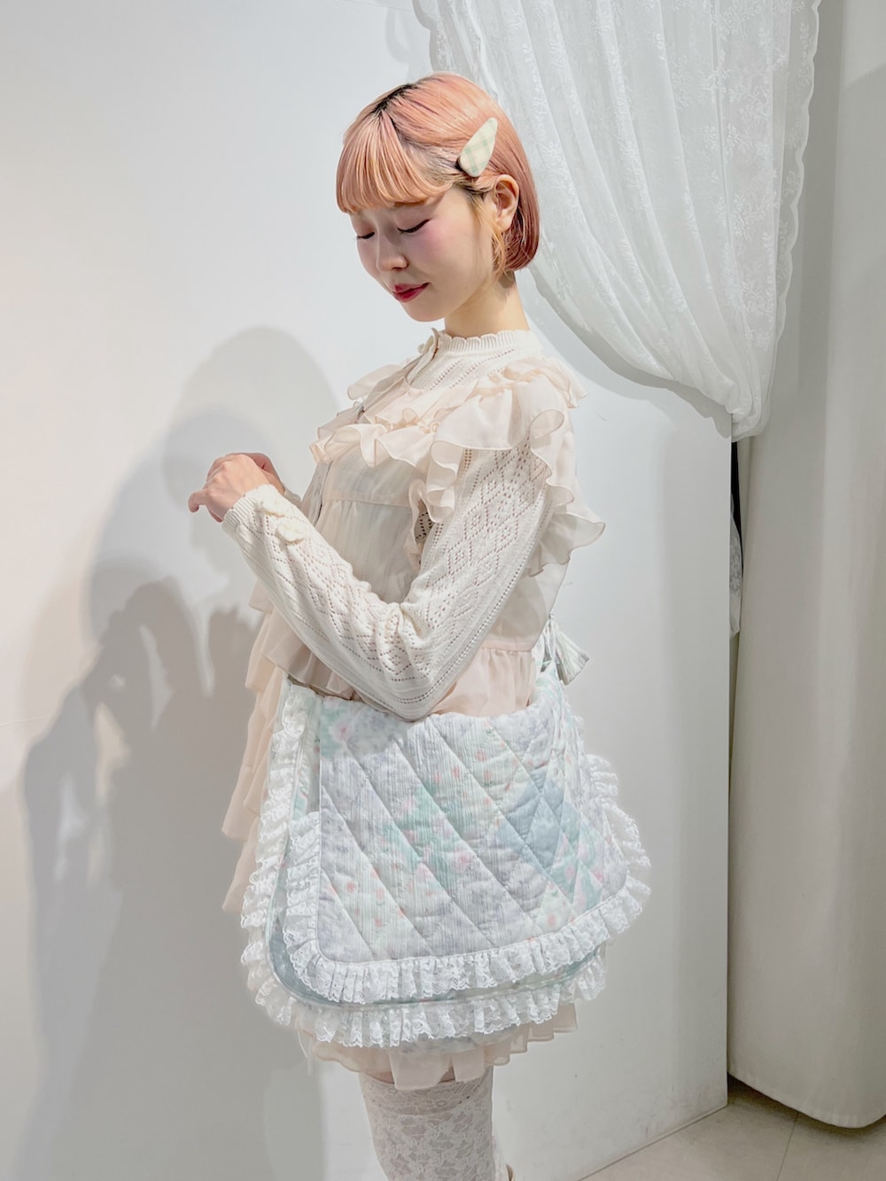ホワイト系のショルダーバッグ、ピンク系のシャツ/ブラウス、ホワイト系のニット/セーターを着用したレディースの秋コーディネートの5枚目の写真