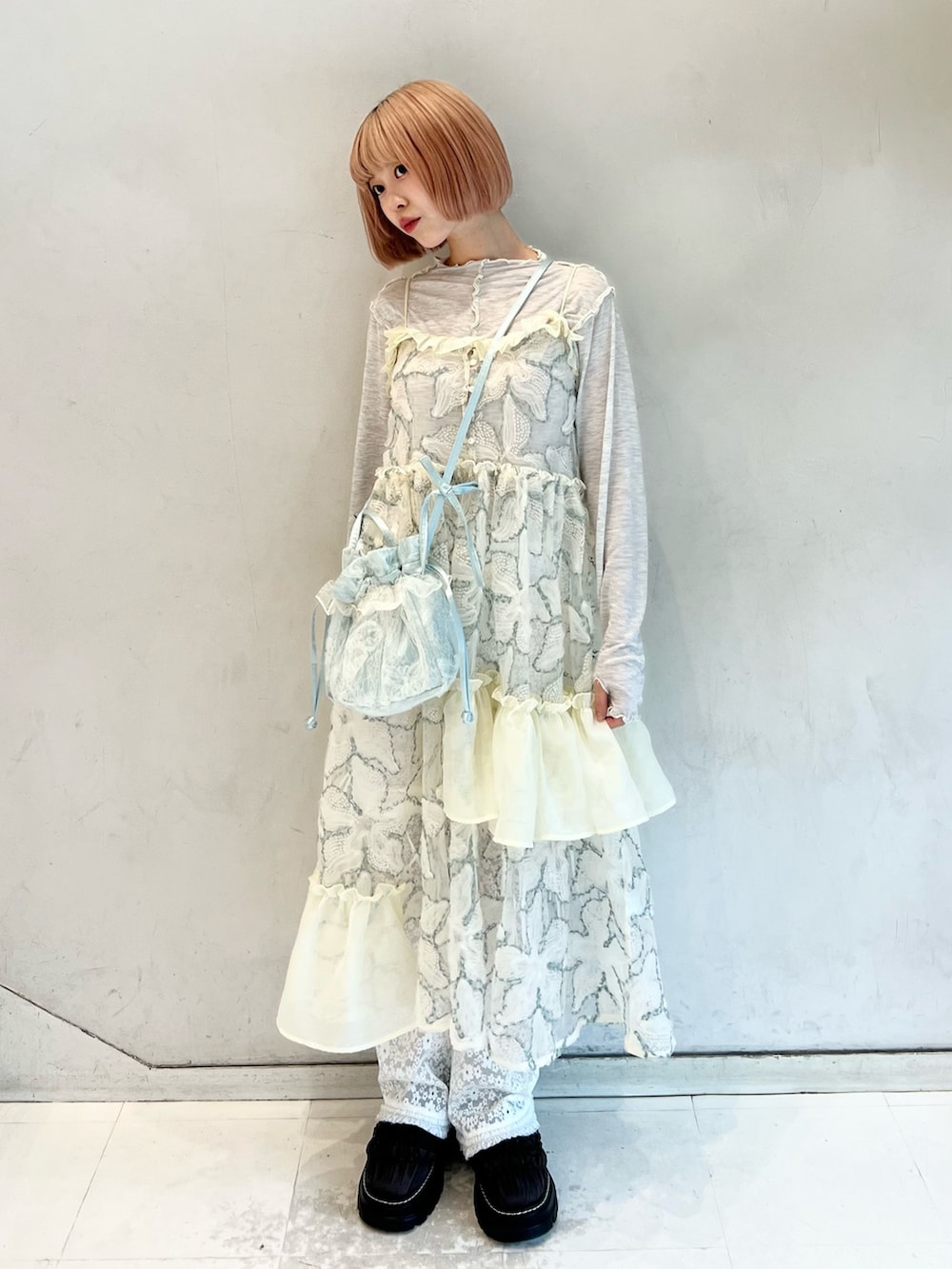 グレー系のTシャツ/カットソー、グリーン系のワンピース、ブルー系のショルダーバッグを着用したレディースの夏コーディネートの3枚目の写真