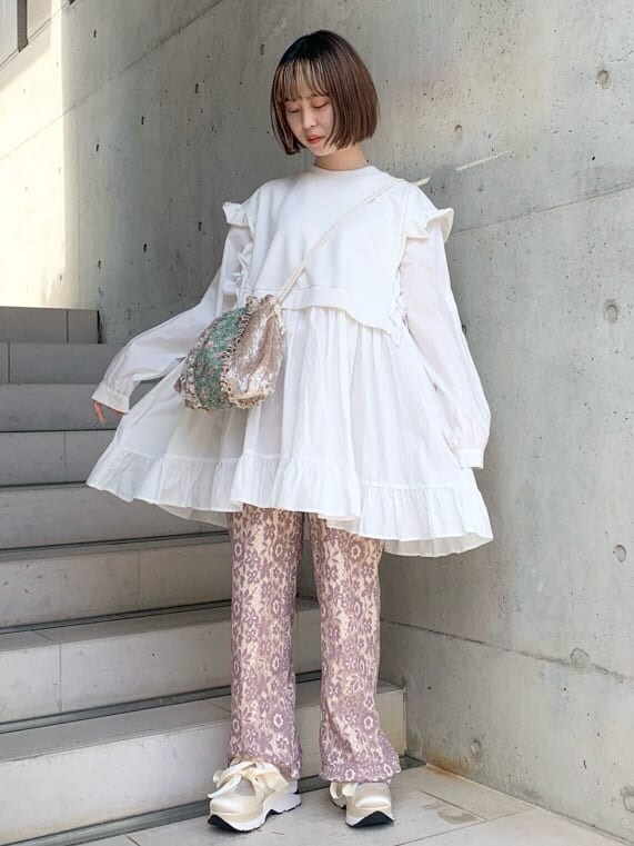 ホワイト系のハンドバッグ、パープル系のその他パンツ、ホワイト系のワンピースを着用したレディースの冬コーディネートの2枚目の写真