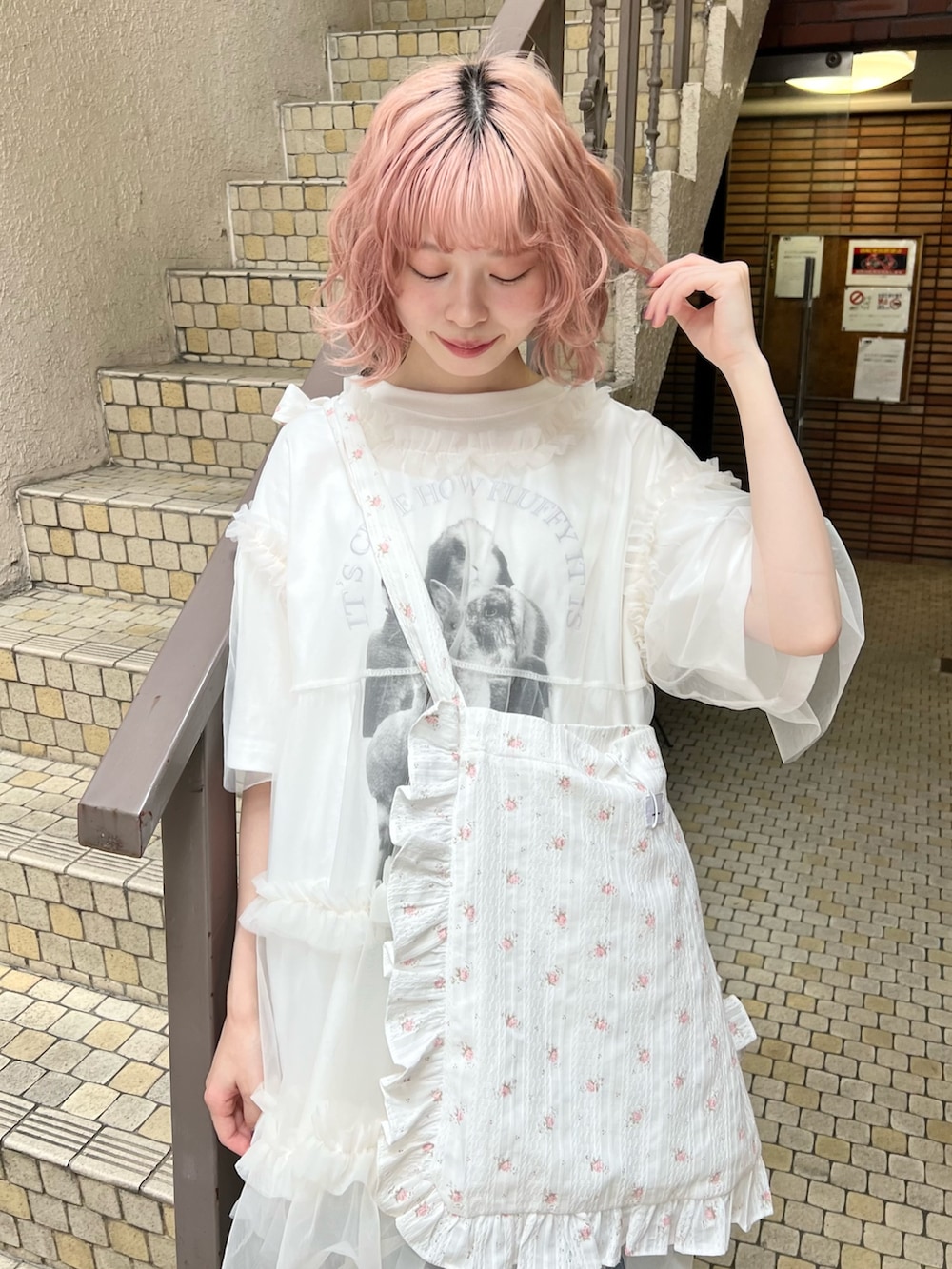 ホワイト系のTシャツ/カットソー、ホワイト系のシャツ/ブラウス、ブルー系のデニムパンツを着用したレディースの春コーディネートの7枚目の写真