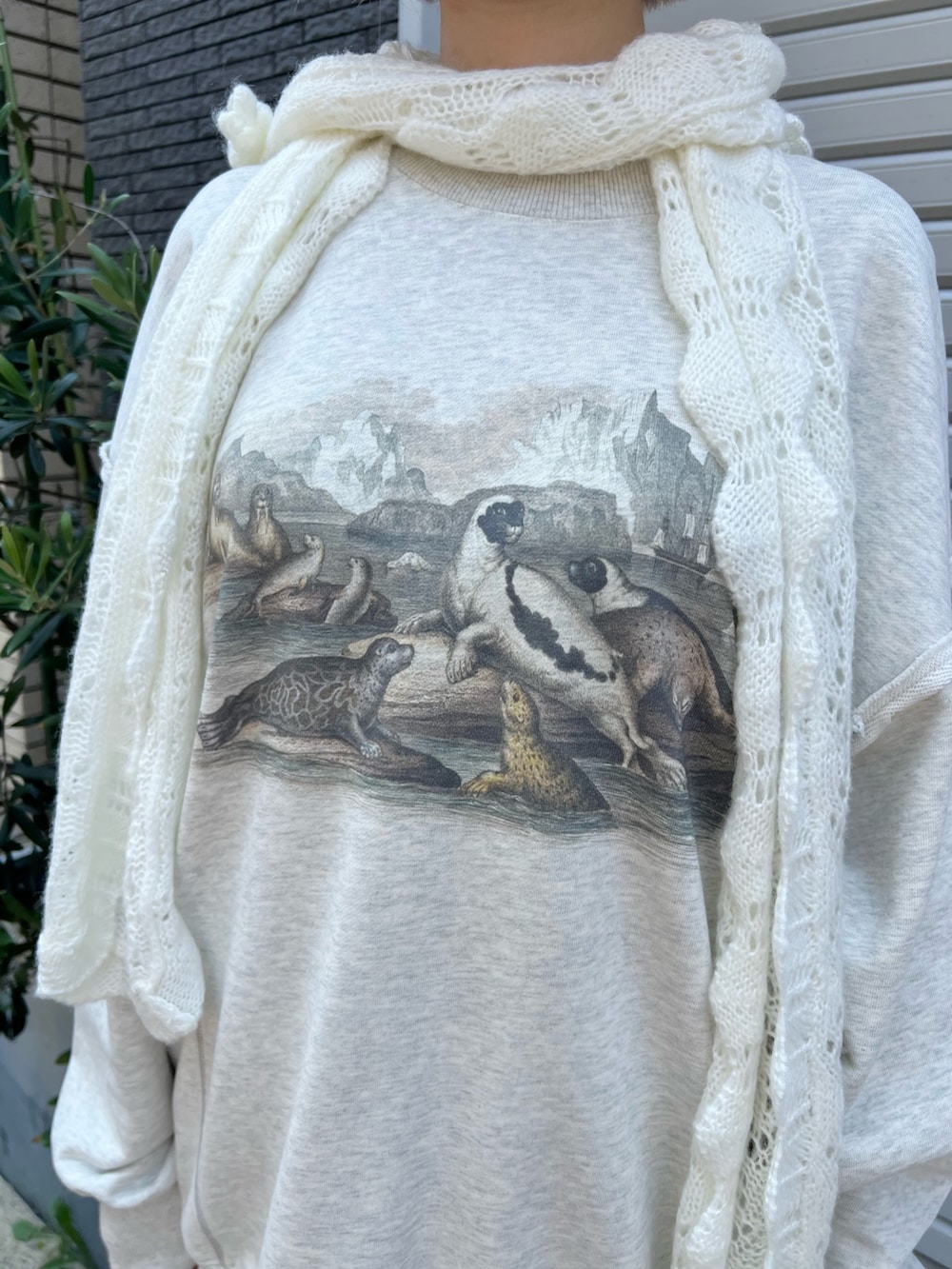 グレー系のスウェット、その他のハンドバッグ、ホワイト系のスカートを着用したレディースの夏コーディネートの8枚目の写真