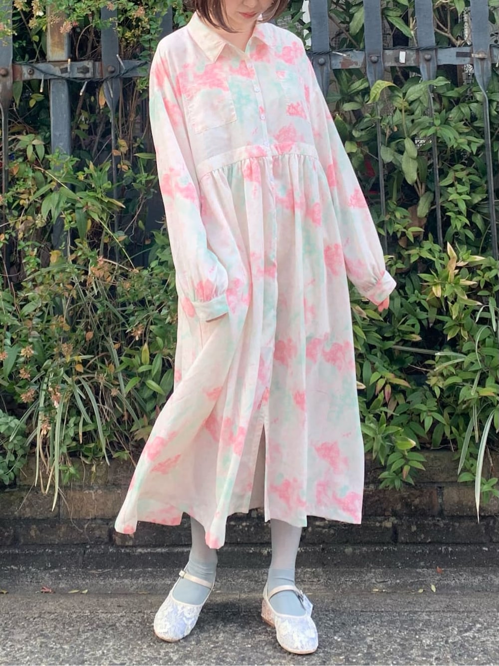 ピンク系のワンピース、ホワイト系のパンプスを着用したレディースの冬コーディネートの3枚目の写真