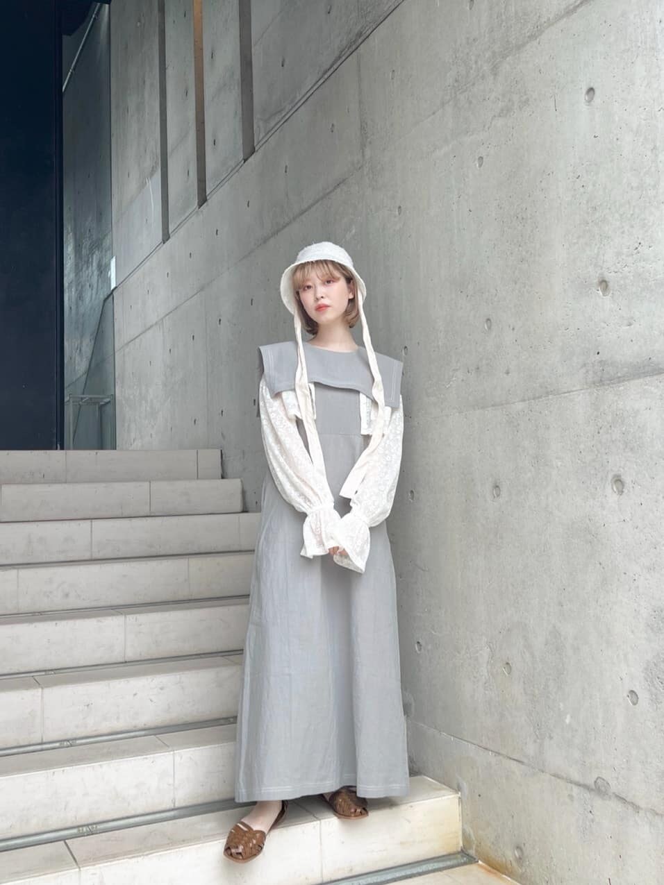 オレンジ系のパンプス、グリーン系のワンピース、ホワイト系のシャツ/ブラウスを着用したレディースの夏コーディネートの4枚目の写真