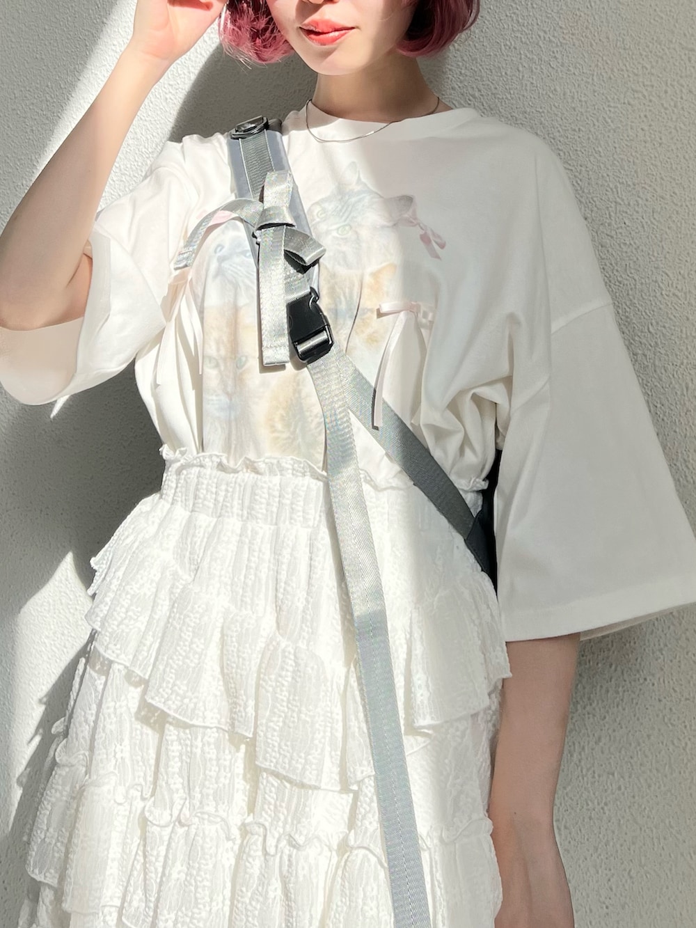 ホワイト系のTシャツ/カットソー、ホワイト系のスカート、ホワイト系のスニーカーを着用したレディースの春コーディネートの7枚目の写真