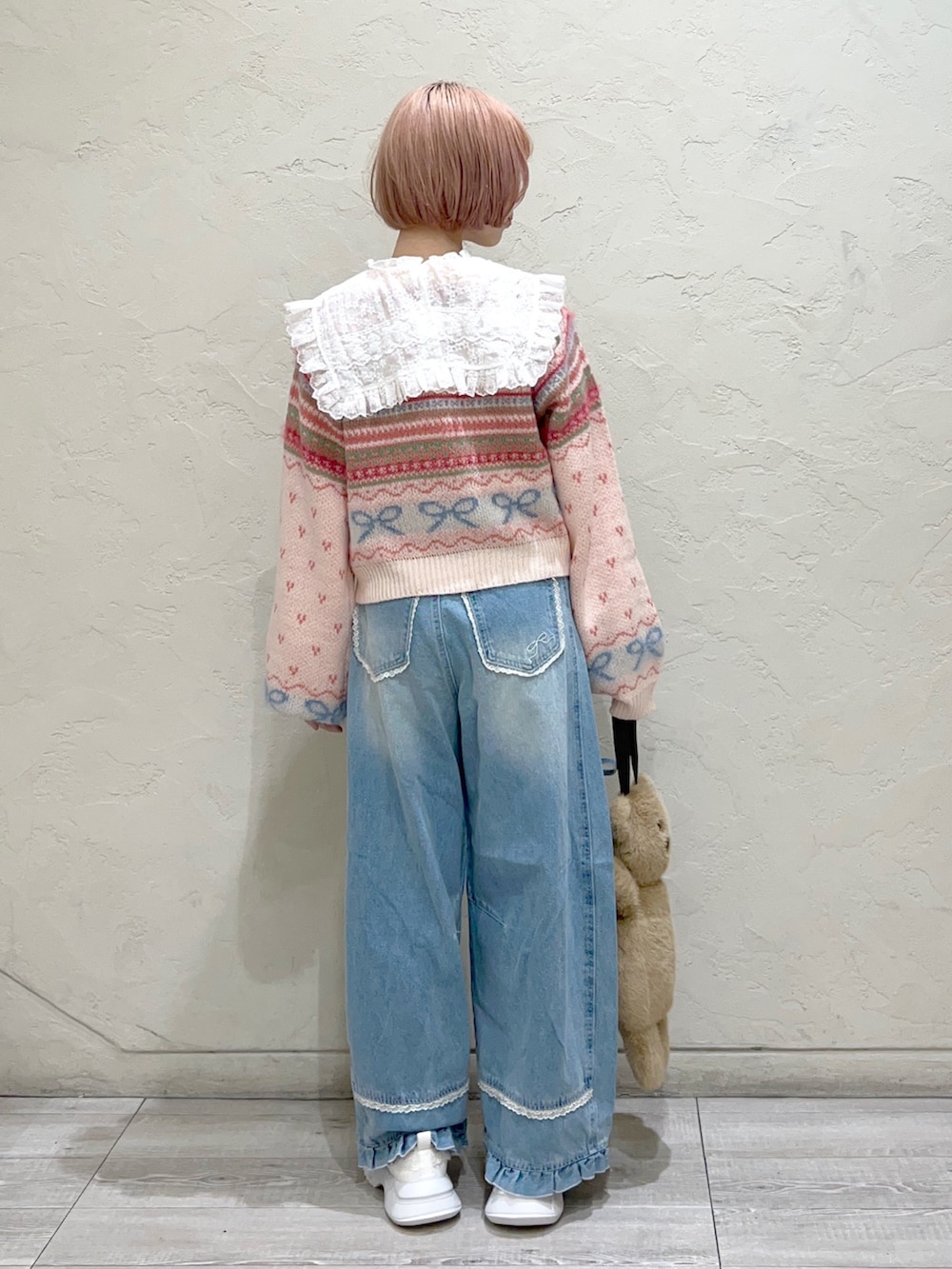 ピンク系のカーディガン/ボレロ、ホワイト系のシャツ/ブラウス、ベージュ系のハンドバッグを着用したレディースの秋コーディネートの5枚目の写真