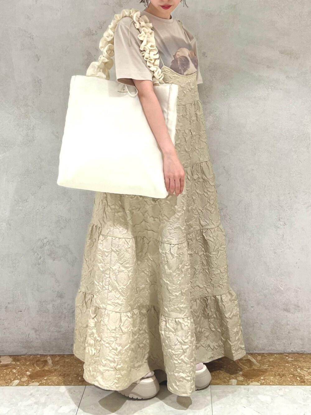 ベージュ系のTシャツ/カットソー、ベージュ系のワンピース、ホワイト系のサンダルを着用したレディースの夏コーディネートの4枚目の写真