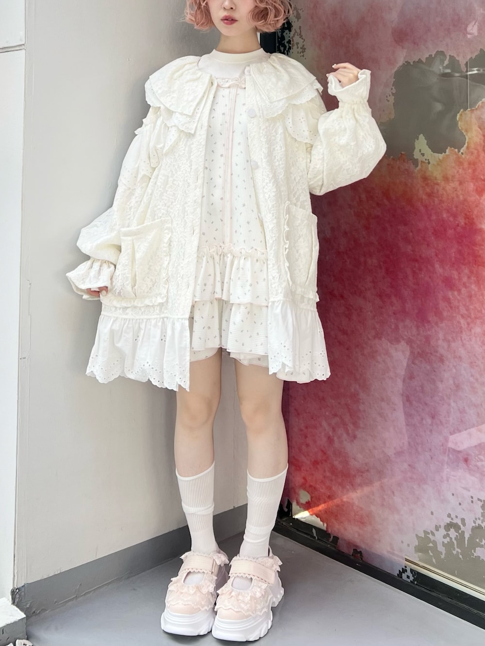 ホワイト系のテーラードジャケット、ピンク系のワンピース、ホワイト系のTシャツ/カットソーを着用したレディースの夏コーディネートの3枚目の写真