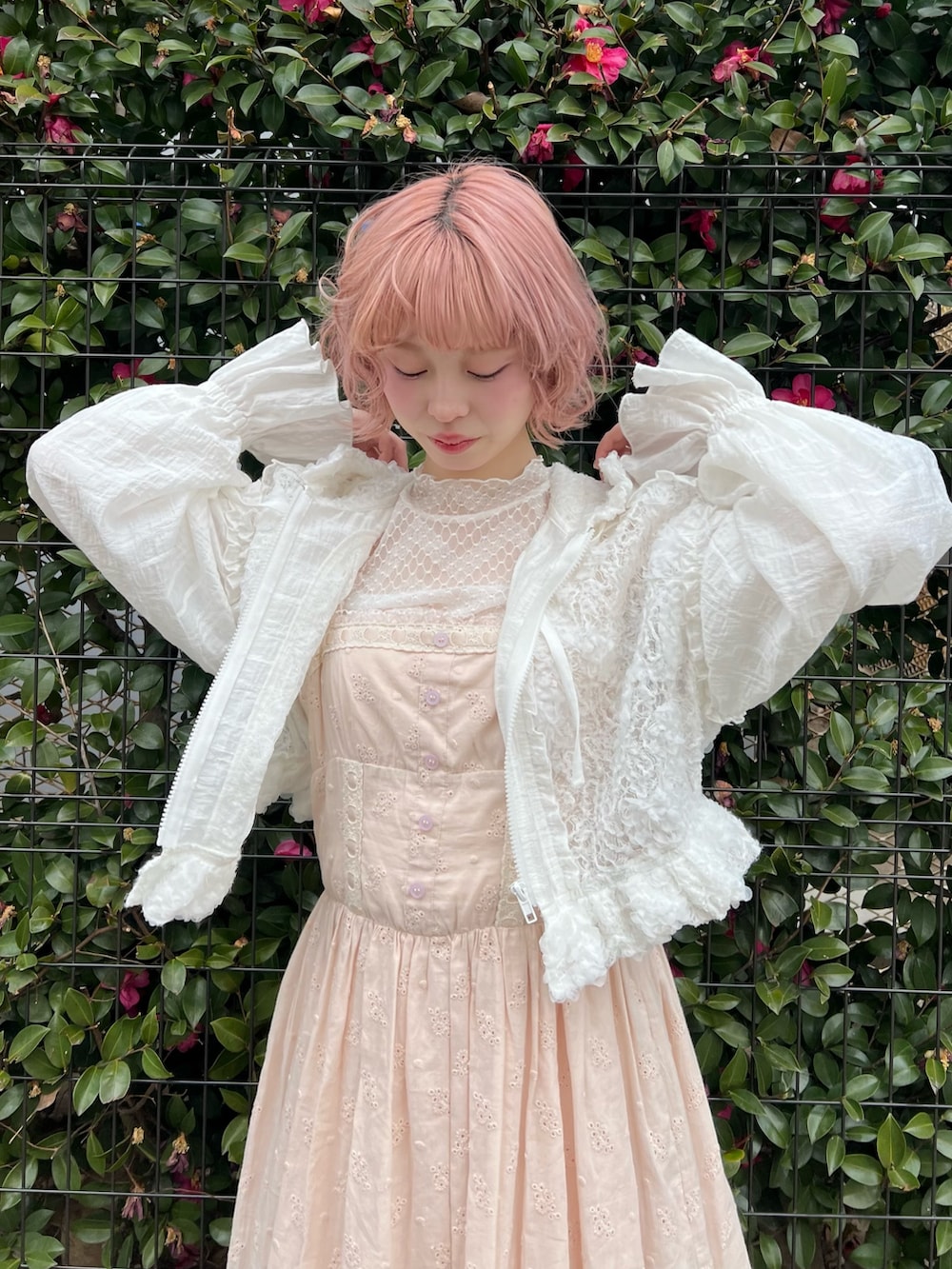 ホワイト系のブルゾン、ピンク系のワンピース、ホワイト系のTシャツ/カットソーを着用したレディースの冬コーディネートの4枚目の写真