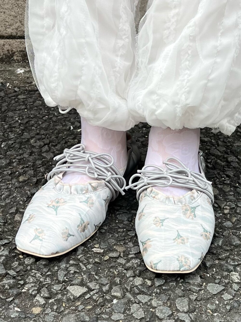 ホワイト系のTシャツ/カットソー、ホワイト系のスカート、ホワイト系のカーゴパンツを着用したレディースの夏コーディネートの10枚目の写真