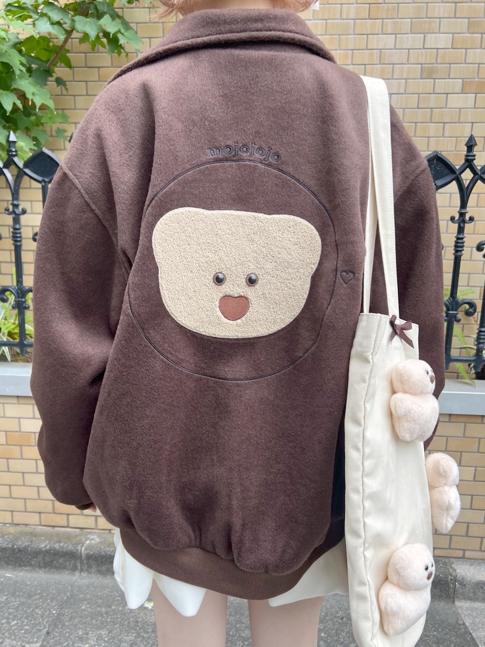ピンク系のブーツ、ホワイト系のスカート、ホワイト系のスウェットを着用したレディースの秋コーディネートの8枚目の写真