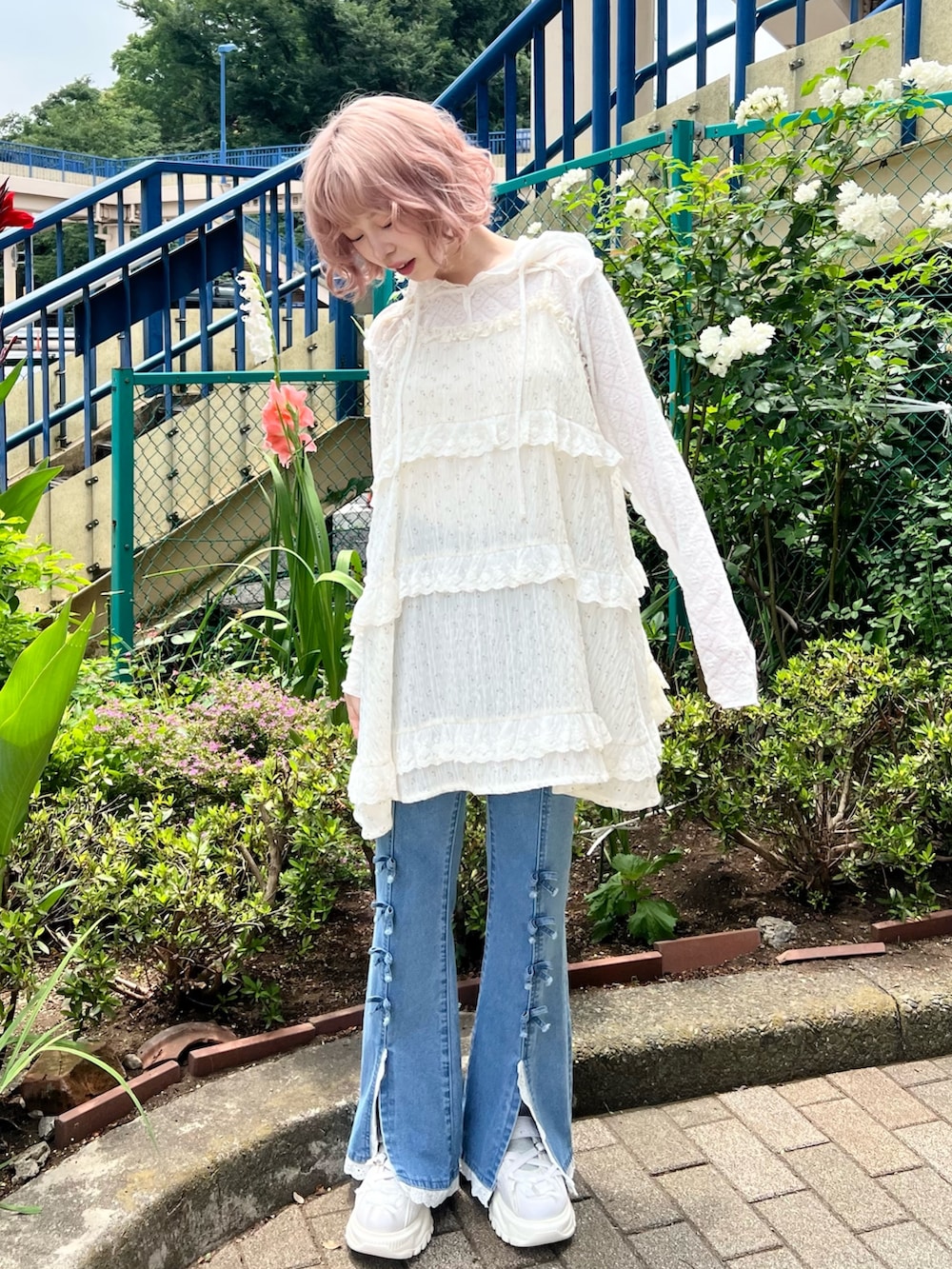 ホワイト系のチュニック、ホワイト系のTシャツ/カットソー、ブルー系のデニムパンツを着用したレディースの夏コーディネートの7枚目の写真