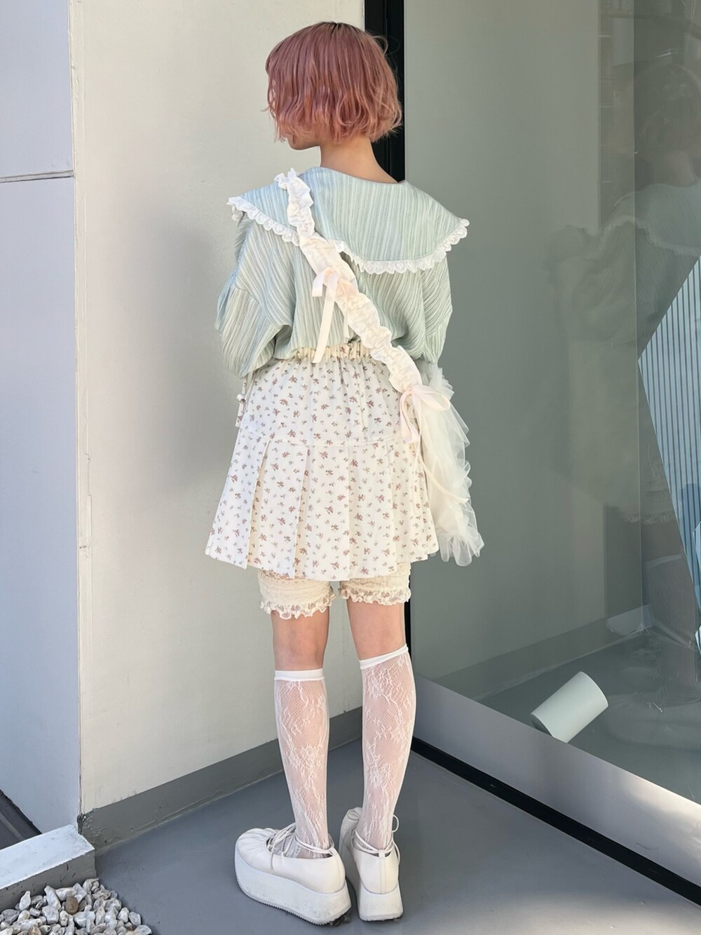 グリーン系のシャツ/ブラウス、ホワイト系のバレエシューズ、ホワイト系のトートバッグを着用したレディースの冬コーディネートの4枚目の写真