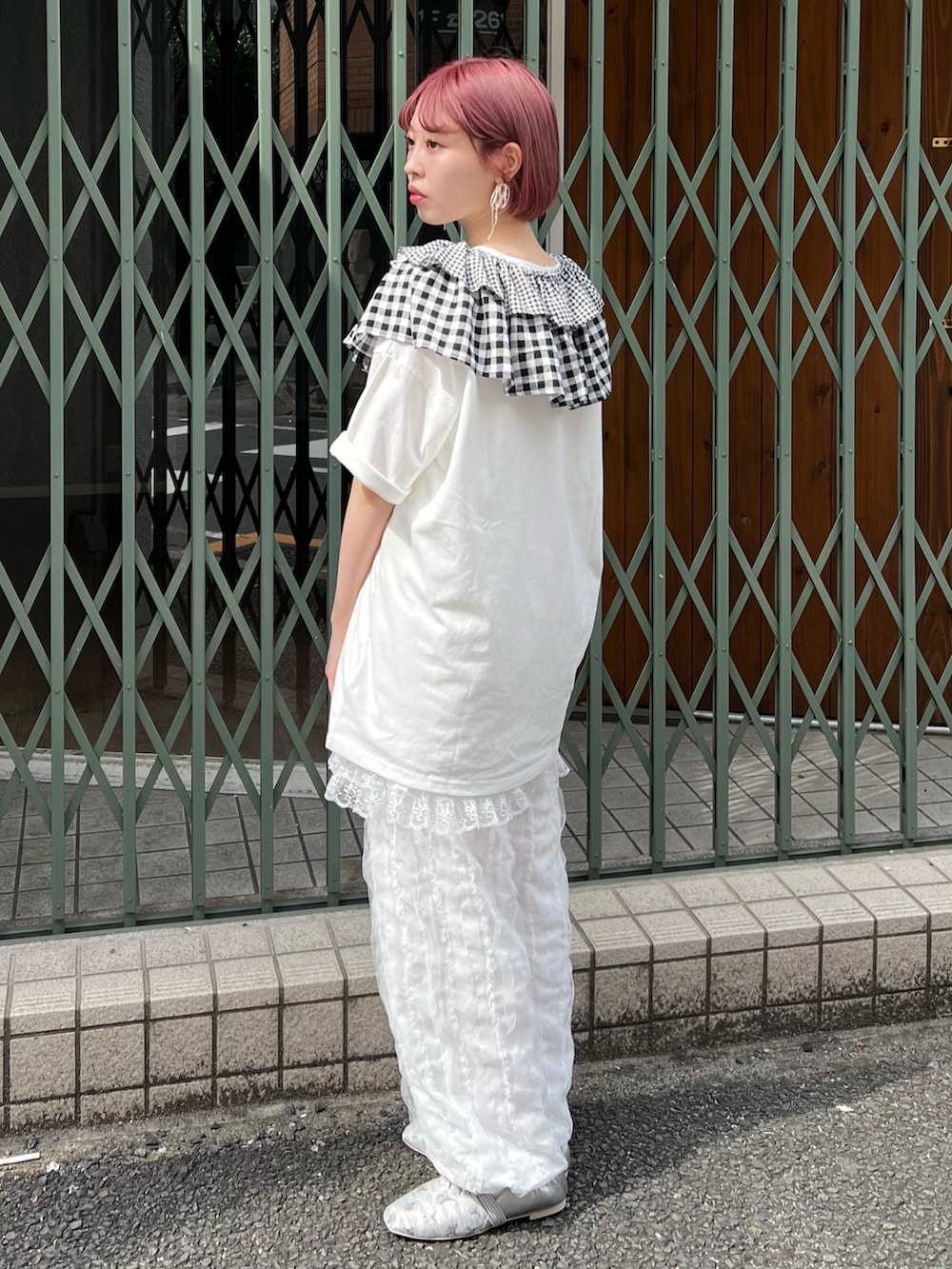 ホワイト系のTシャツ/カットソー、ホワイト系のスカート、ホワイト系のカーゴパンツを着用したレディースの夏コーディネートの4枚目の写真