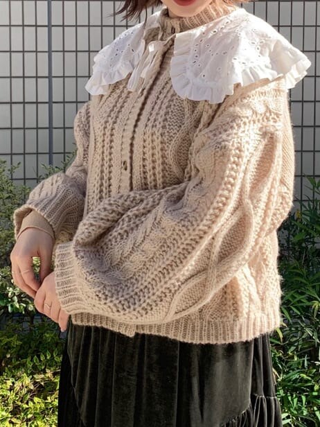 ホワイト系のニット/セーター、ホワイト系のカーディガン/ボレロ、ベージュ系のスカートを着用したレディースの冬コーディネートの4枚目の写真