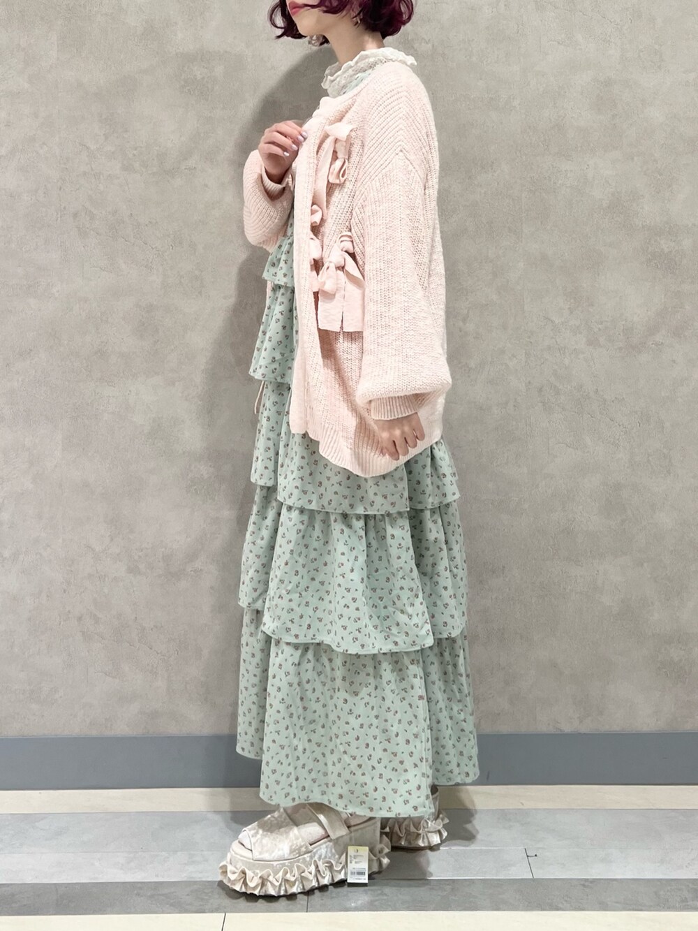 ホワイト系のTシャツ/カットソー、ピンク系のカーディガン/ボレロ、グリーン系のジャンパースカートを着用したレディースの秋コーディネートの4枚目の写真