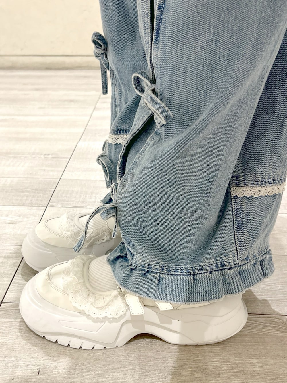 ブラウン系のシャツ/ブラウス、グレー系のデニムパンツ、ホワイト系のスニーカーを着用したレディースの秋コーディネートの10枚目の写真