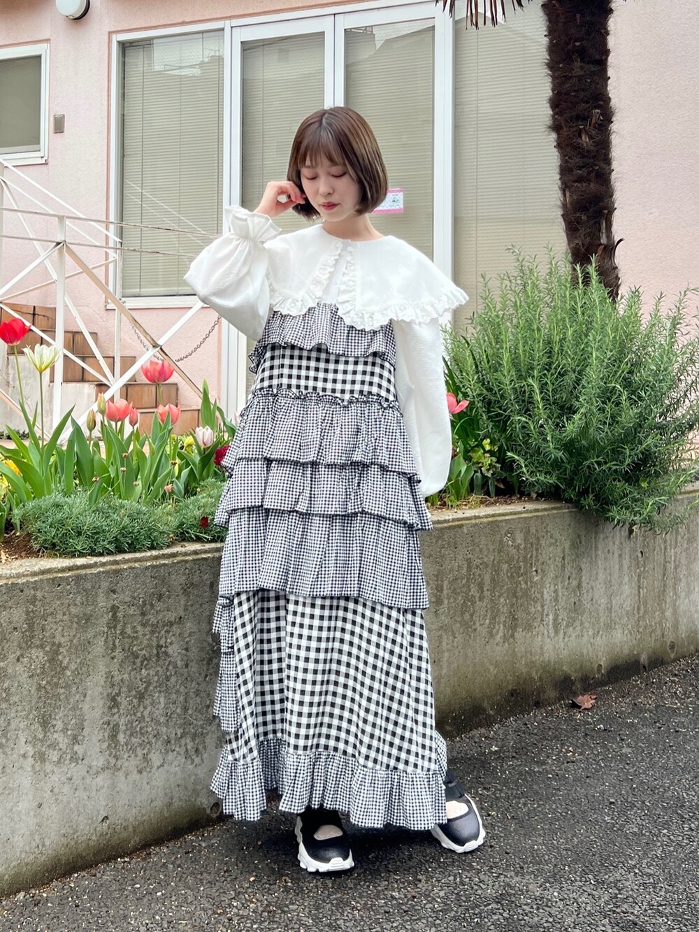 その他のワンピース、ホワイト系のシャツ/ブラウス、ブラック系のスニーカーを着用したレディースの春コーディネートの2枚目の写真