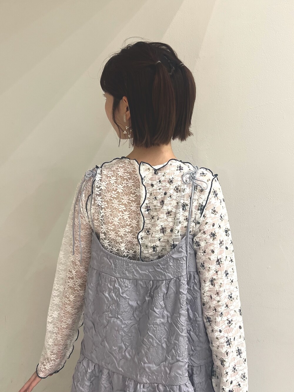 パープル系のワンピース、ホワイト系のTシャツ/カットソー、ホワイト系のサンダルを着用したレディースの夏コーディネートの8枚目の写真