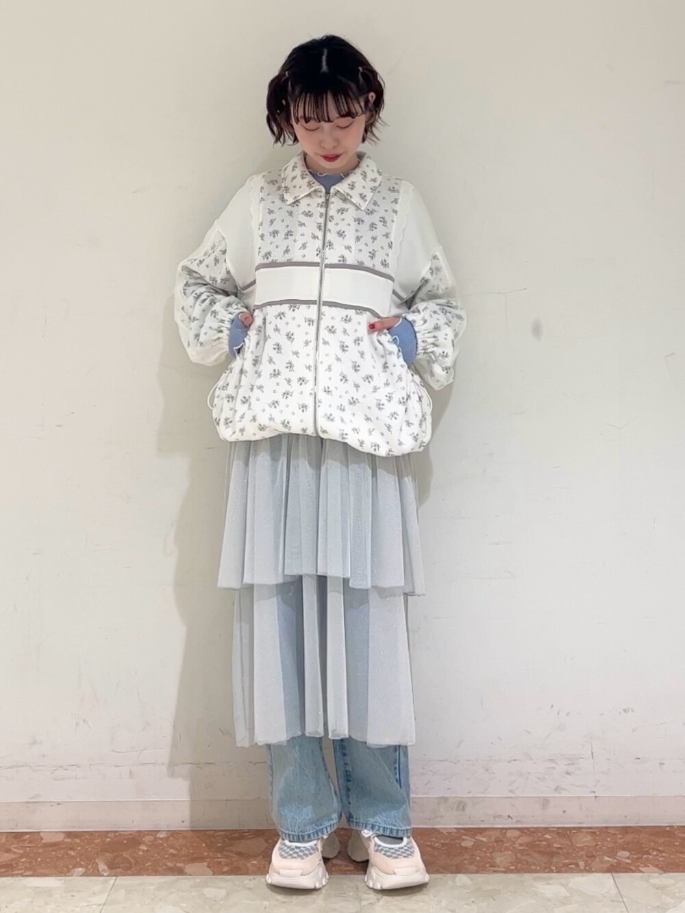 ブルー系のジャージ、ブルー系のTシャツ/カットソー、ホワイト系のショルダーバッグを着用したレディースの春コーディネートの4枚目の写真