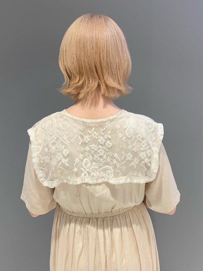 ホワイト系のワンピースを着用したレディースの春コーディネートの4枚目の写真