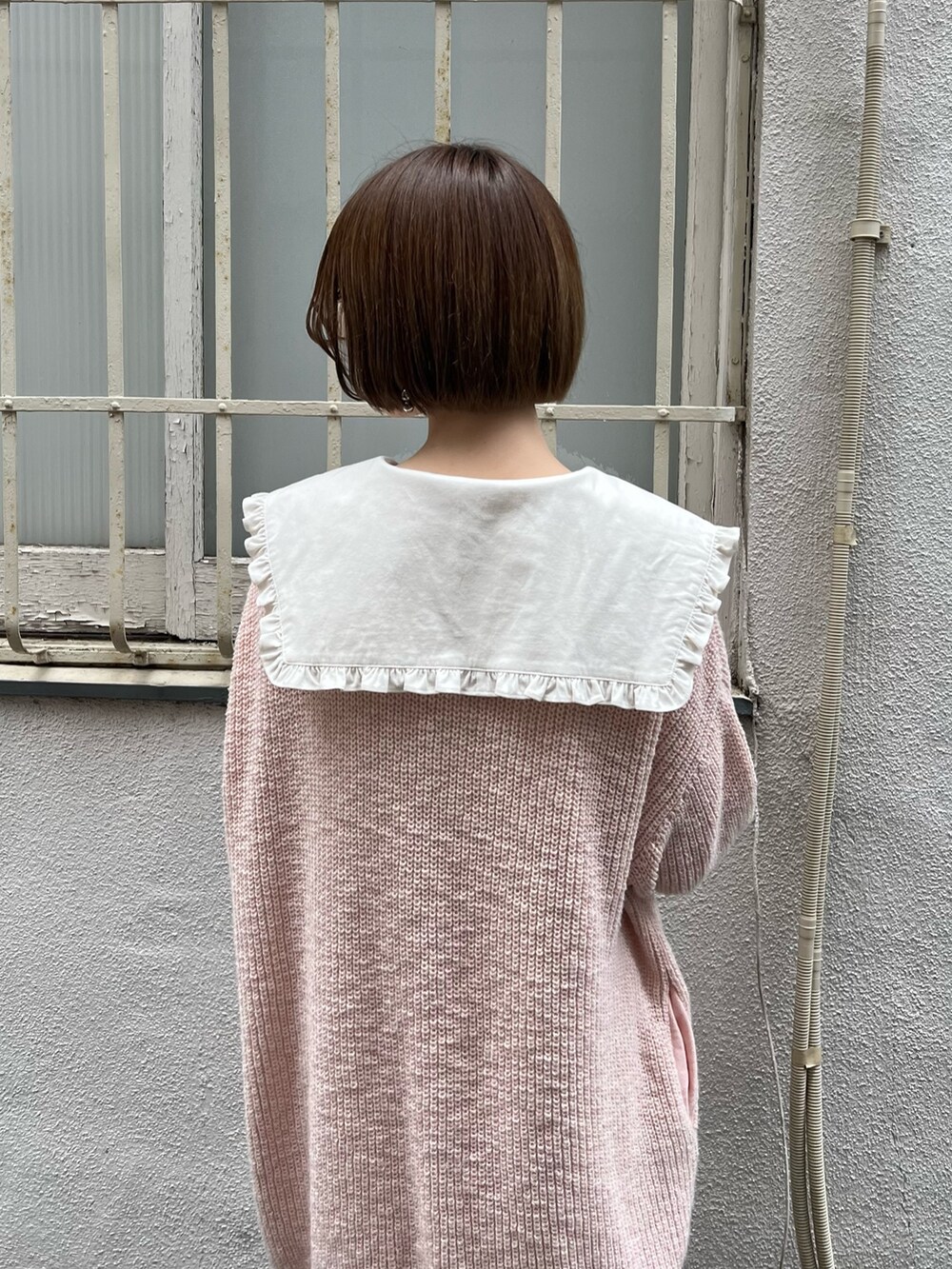 ホワイト系のワンピース、ピンク系のカーディガン/ボレロ、ピンク系のスウェットパンツを着用したレディースの夏コーディネートの8枚目の写真