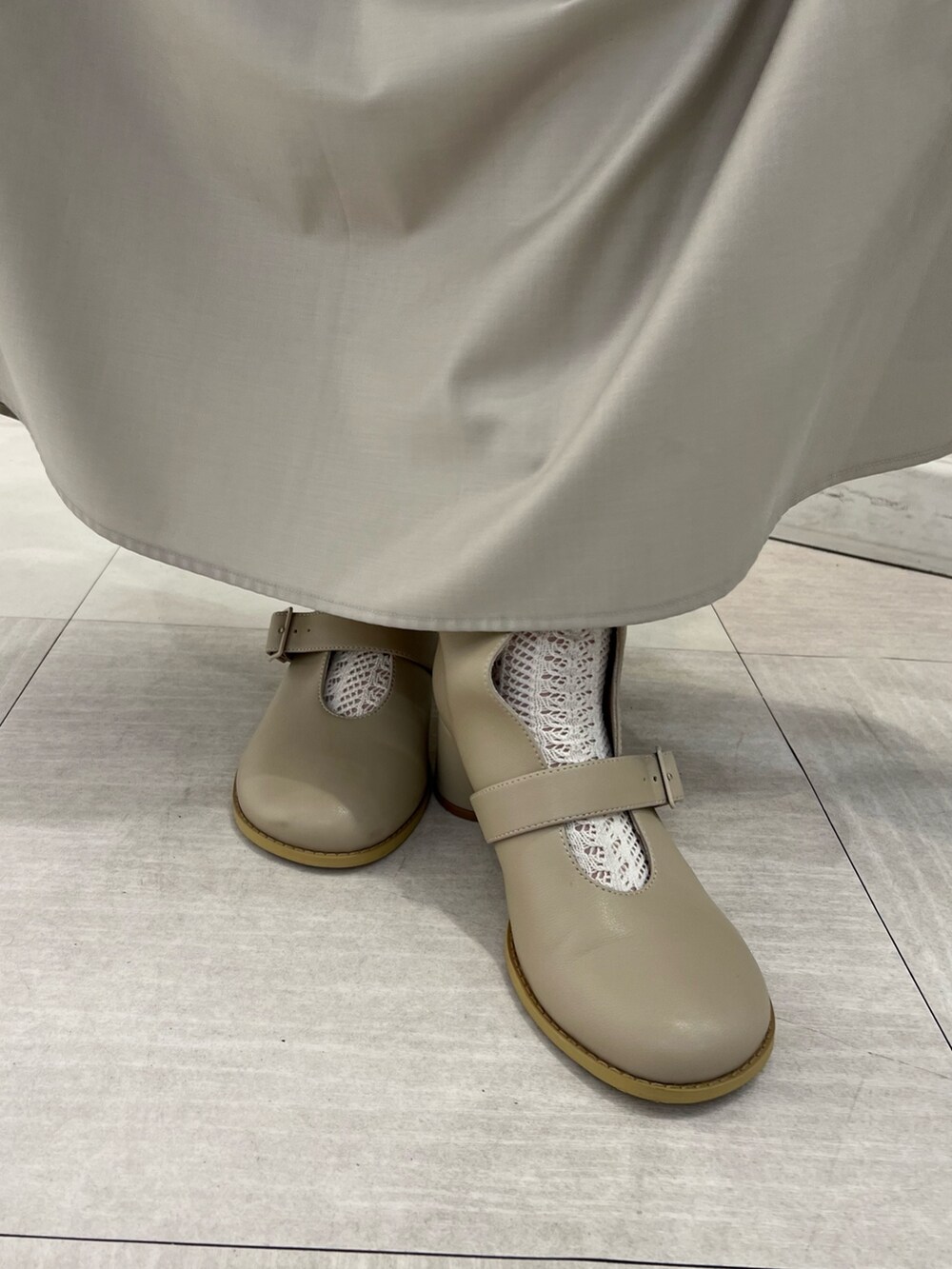 ホワイト系のシャツ/ブラウス、ベージュ系のスカート、ベージュ系のブーツを着用したレディースの冬コーディネートの10枚目の写真