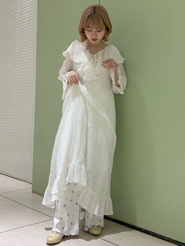 ホワイト系のワンピース、ベージュ系のパンプス、ホワイト系のその他パンツを着用したレディースの春コーディネートの2枚目の写真