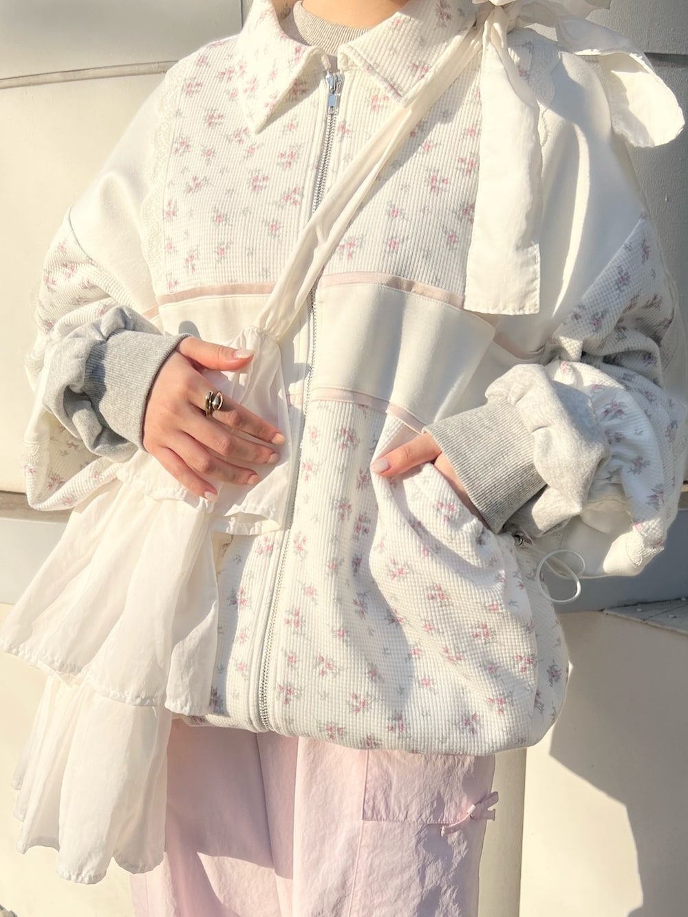 ピンク系のジャージ、ピンク系のカーゴパンツ、ピンク系のスニーカーを着用したレディースの冬コーディネートの6枚目の写真