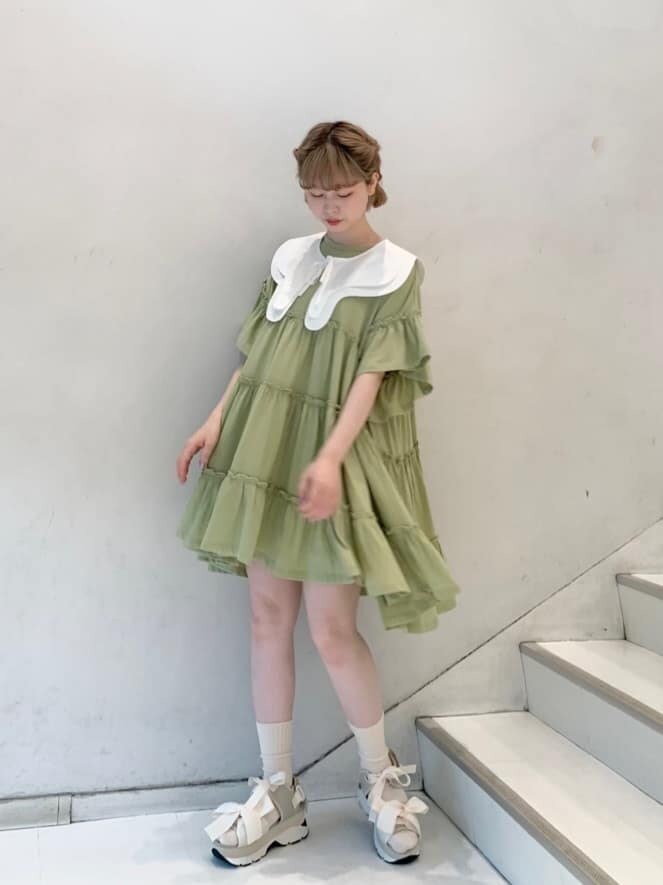 ホワイト系のサンダル、グリーン系のワンピース、ホワイト系の付け襟を着用したレディースの春コーディネートの2枚目の写真