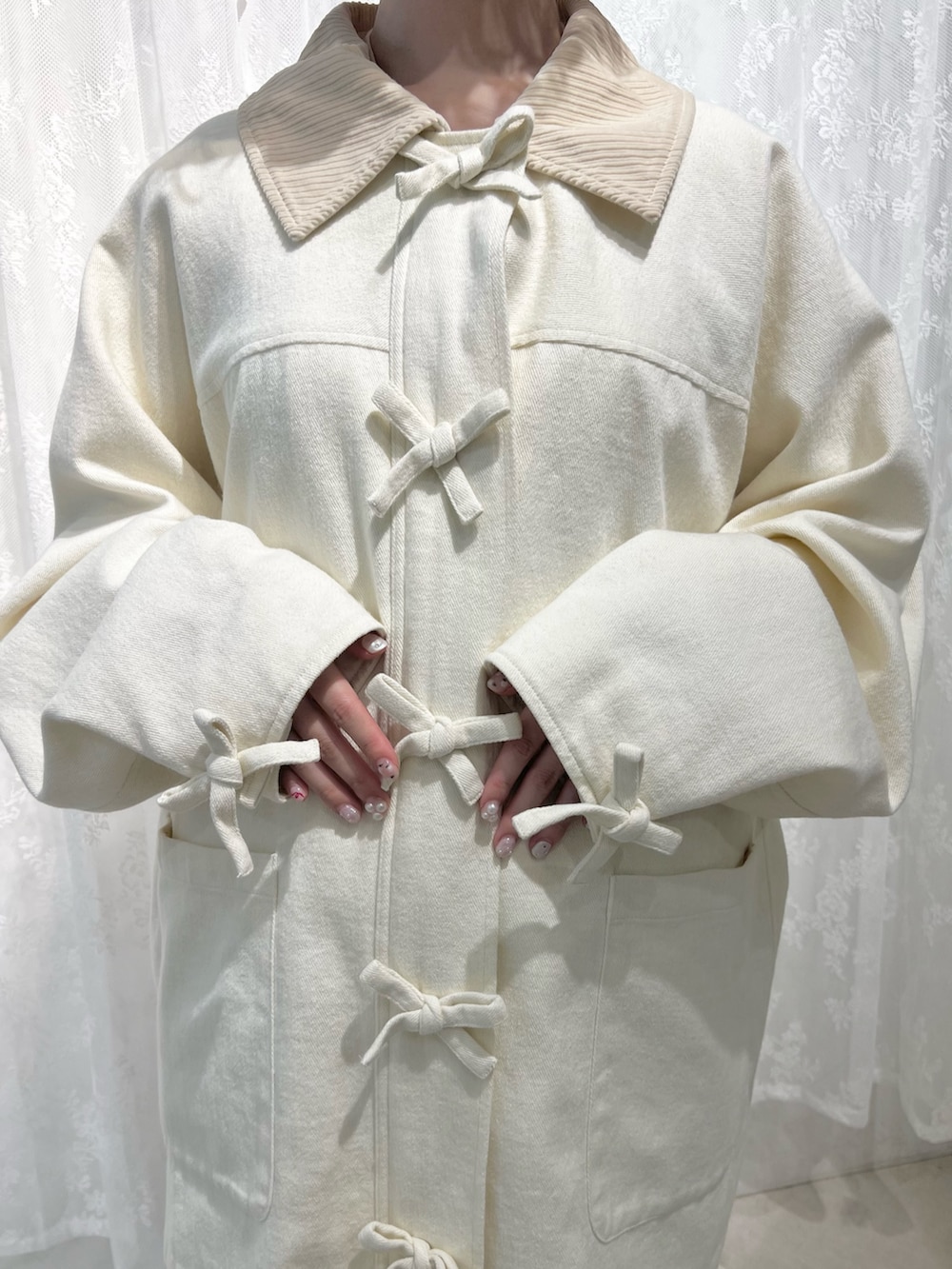 イエロー系のTシャツ/カットソー、ホワイト系のブルゾン、ホワイト系のスカートを着用したレディースの夏コーディネートの9枚目の写真