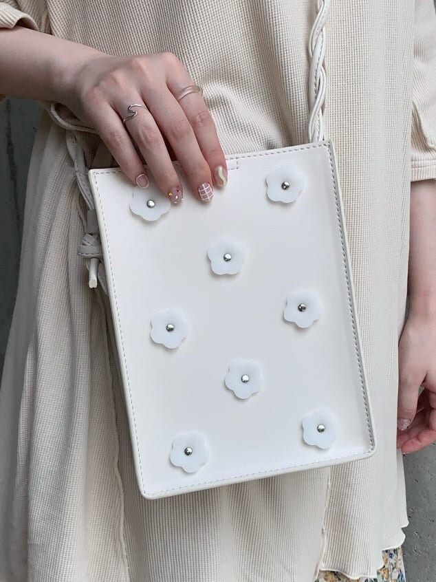 イエロー系のパンプス、ベージュ系のTシャツ/カットソーを着用したレディースの夏コーディネートの4枚目の写真