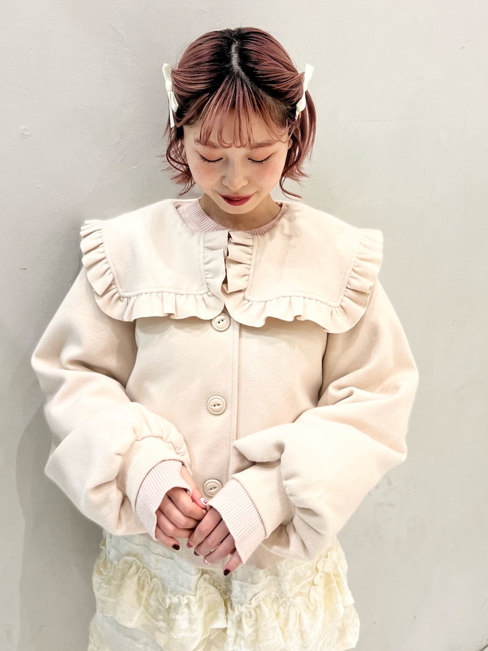 ホワイト系のブルゾン、ピンク系のショルダーバッグ、ホワイト系のスカートを着用したレディースの冬コーディネートの6枚目の写真