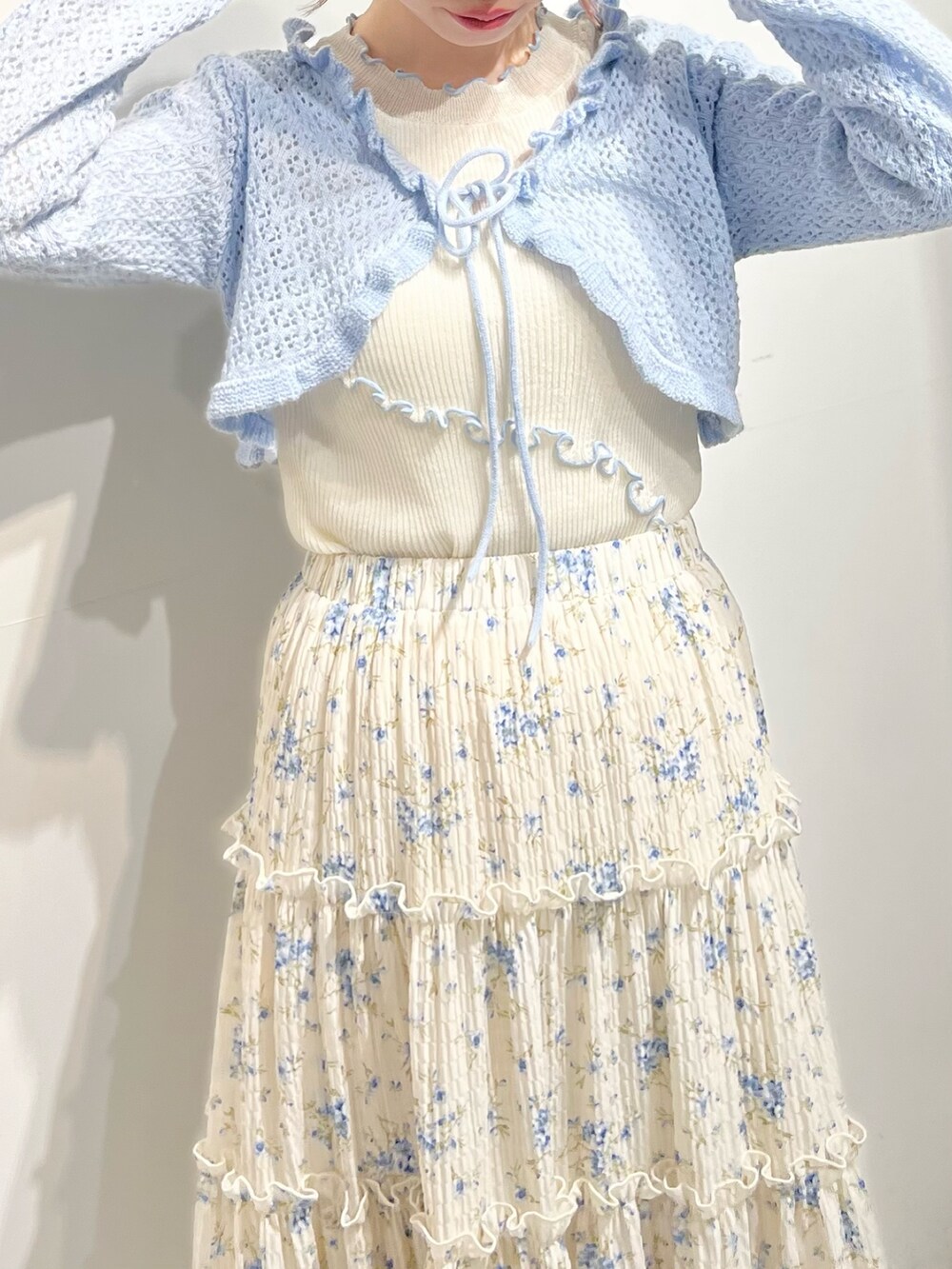 ブルー系のカーディガン/ボレロ、ホワイト系のTシャツ/カットソー、ホワイト系のショルダーバッグを着用したレディースの春コーディネートの8枚目の写真