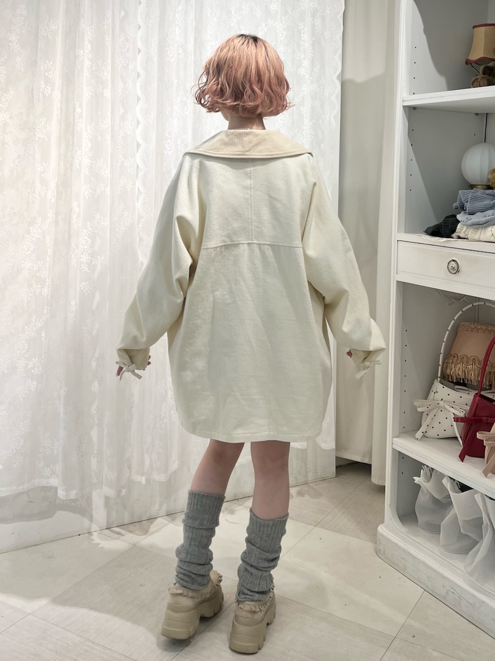 イエロー系のTシャツ/カットソー、ホワイト系のブルゾン、ホワイト系のスカートを着用したレディースの夏コーディネートの3枚目の写真