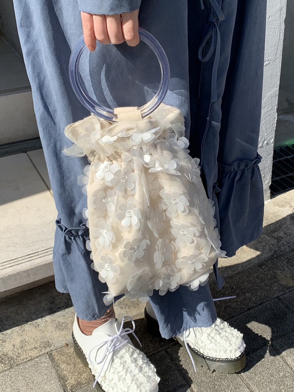 ブルー系のワンピース、ホワイト系のその他シューズ、ホワイト系のハンドバッグを着用したレディースの冬コーディネートの5枚目の写真