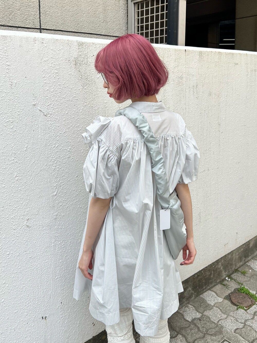 ブルー系のワンピース、ブルー系のショルダーバッグ、ホワイト系のその他パンツを着用したレディースの春コーディネートの5枚目の写真