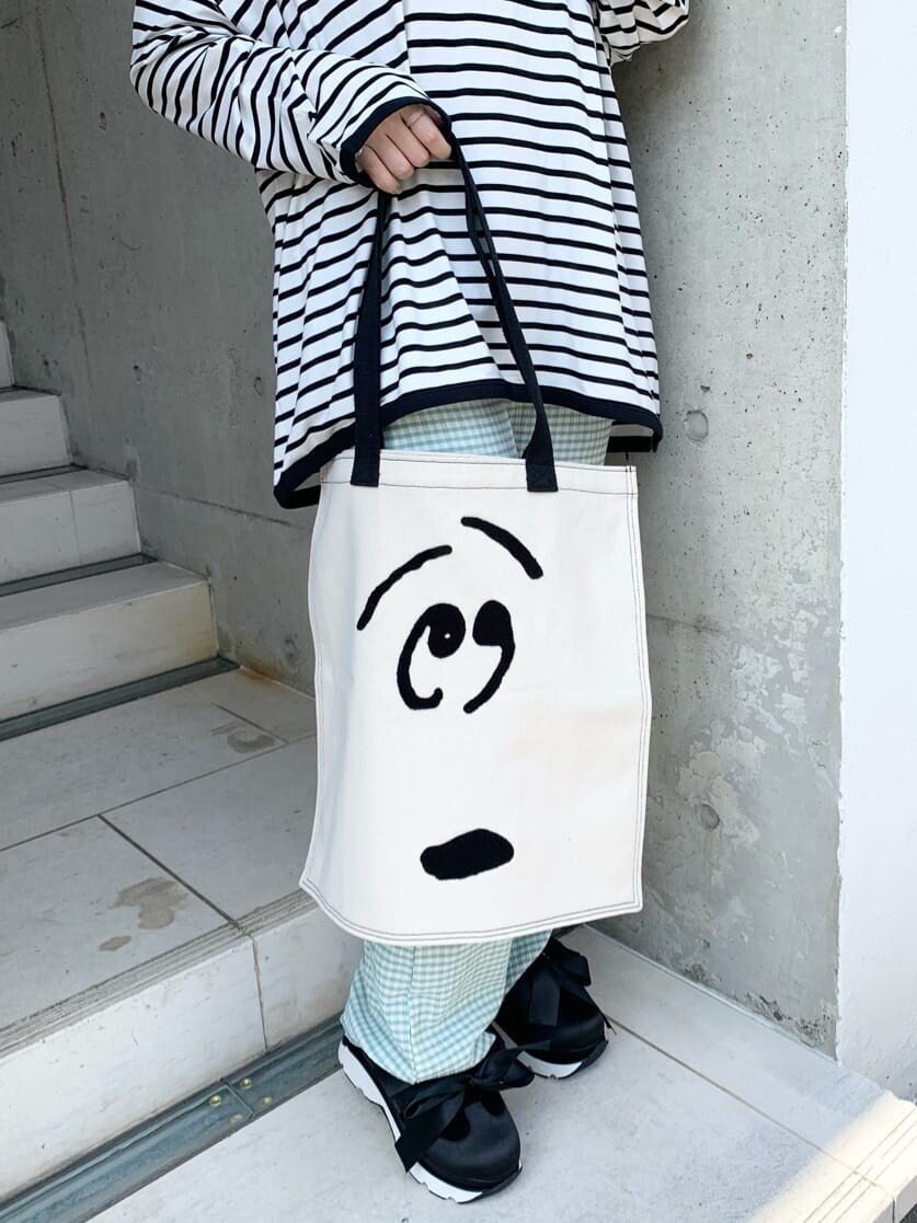 グリーン系のその他パンツ、ブラック系のスニーカー、ホワイト系のトートバッグを着用したレディースの春コーディネートの7枚目の写真