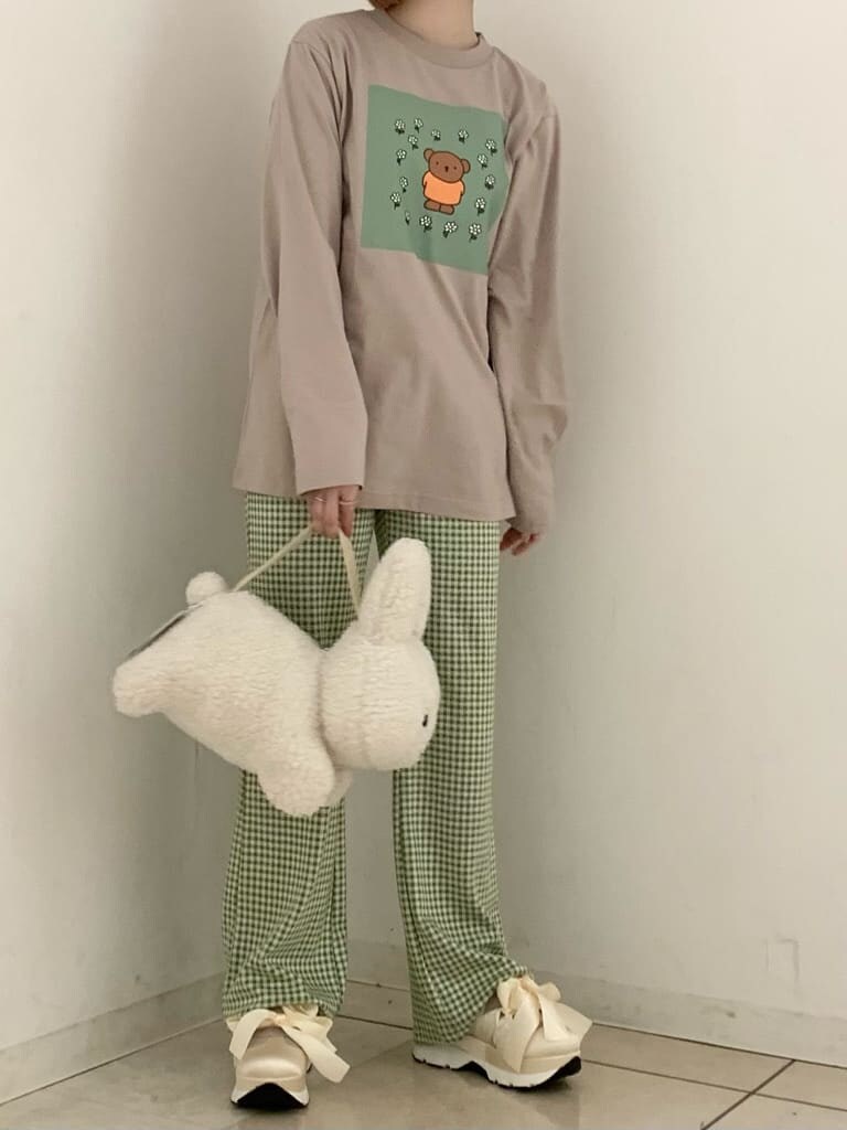 グリーン系のその他パンツ、ホワイト系のスニーカー、ホワイト系のハンドバッグを着用したレディースの夏コーディネートの2枚目の写真